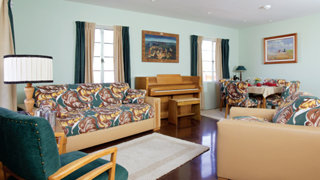 L. Ron Hubbard phoenixi házának nappalija és étkezője, melynek bútorait, kárpitját és díszítő elemeit ugyanúgy állították vissza, mint amikor LRH ott élt, és az emberi szellemmel kapcsolatos kutatásait végezte.