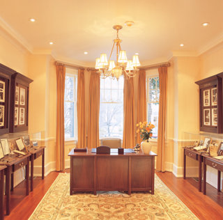 A Washingtoni Scientology Alapító Egyház recepciója, és az L. Ron Hubbard életének korai szakaszát bemutató kiállítás.