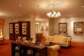 A Fitzroy-ház, amely egykor George Bernard Shaw lakhelyéül szolgált, 1956-ban L. Ron Hubbard tevékenységeinek irányítóközpontjává, illetve a Scientologistok Nemzetközi Hubbard Szövetségének londoni irodájává vált.
